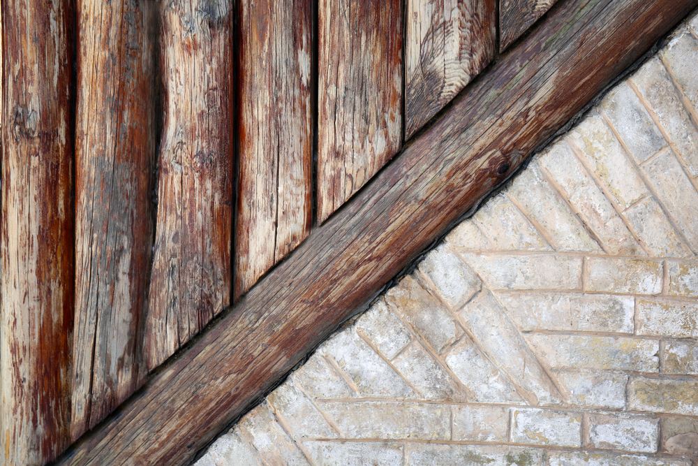 Kombinacija lesene in zidane stene